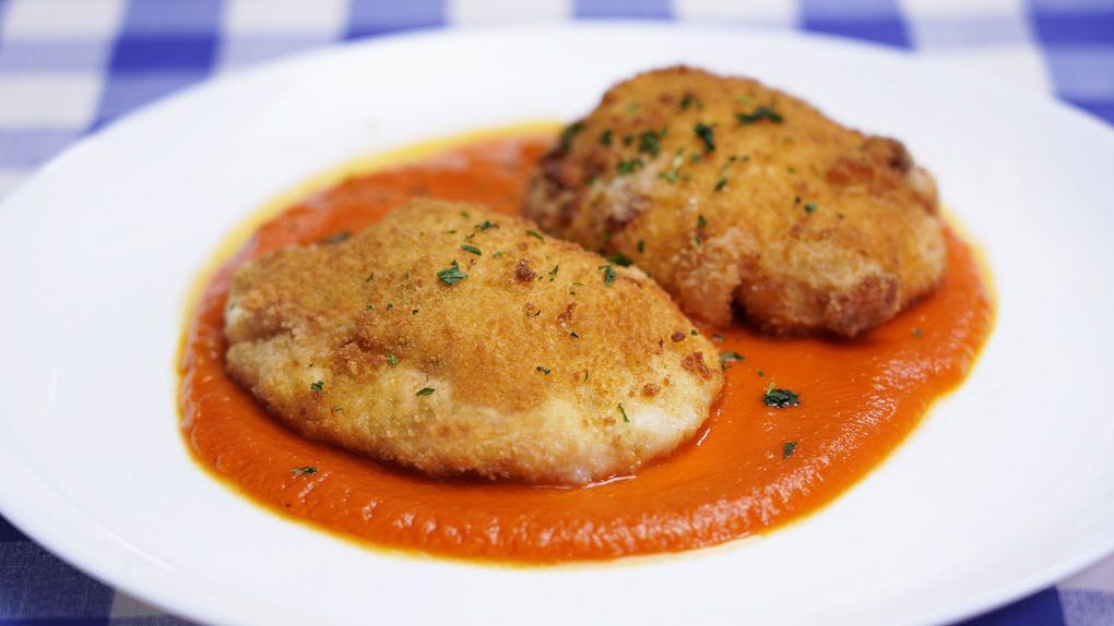 Queso frito en salsa de tomate