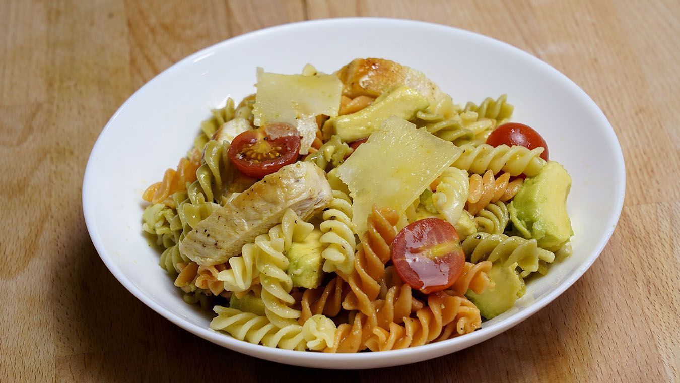 Ensalada de pasta con pollo aguacate y queso - Cocina ...