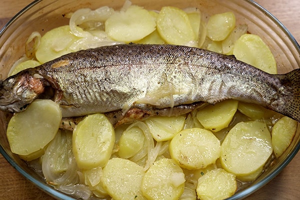 Trucha al horno con patatas y cebolla - Cocina Casera y Facil Trucha al horno con patatas y cebolla - Cocina Casera y Facil