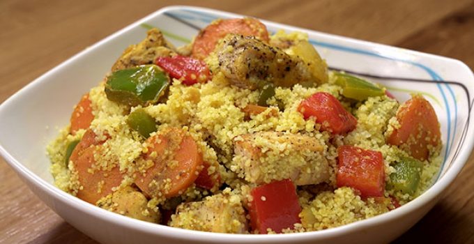 Cuscus con verduras y pollo al curry. Prepara de forma fácil y rápida una receta muy completa ideal para personas que cuidan de su alimentación.