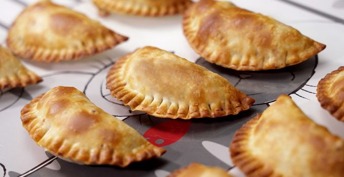 Empanadillas de pollo y queso al horno. Elabora de una forma fácil y rápida un delicioso aperitivo sustituyendo la fritura final por el horno