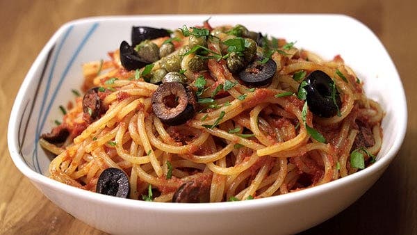 Espaguetis a la puttanesca receta original - Cocina Casera y Facil