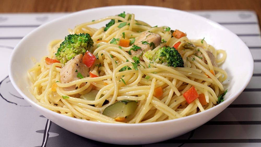 Espaguetis con verduras y pollo - Cocina Casera y Facil