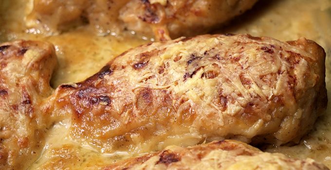 Pechugas de pollo con bechamel. Prepara de forma fácil y rápida unas deliciosas pechugas de pollo con salsa bechamel y queso. ¡DELICIOSAS!