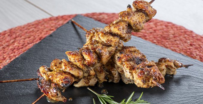 Brochetas de pollo marimadas con mostaza y miel al horno. Prepara de forma fácil esta deliciosa receta ideal para cualquier ocasión.