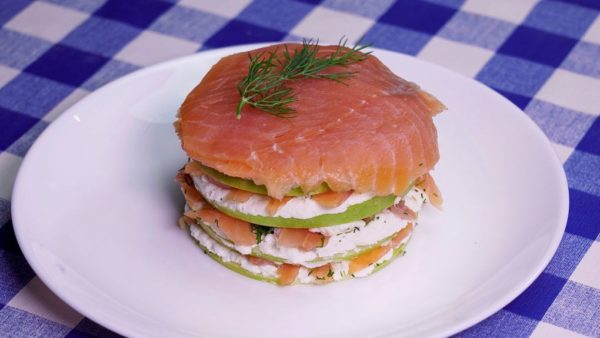 MILHOJAS DE SALMÓN, MANZANA Y QUESO
