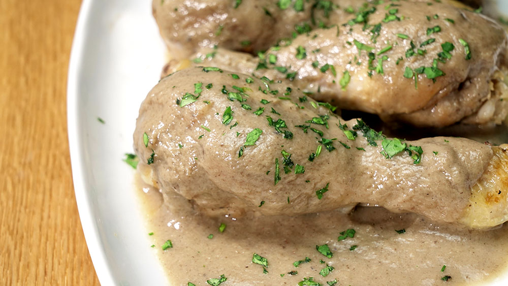 Muslos de pollo con salsa de champiñones - Cocina Casera y Facil Muslos de pollo con salsa de champiñones - Cocina Casera y Facil