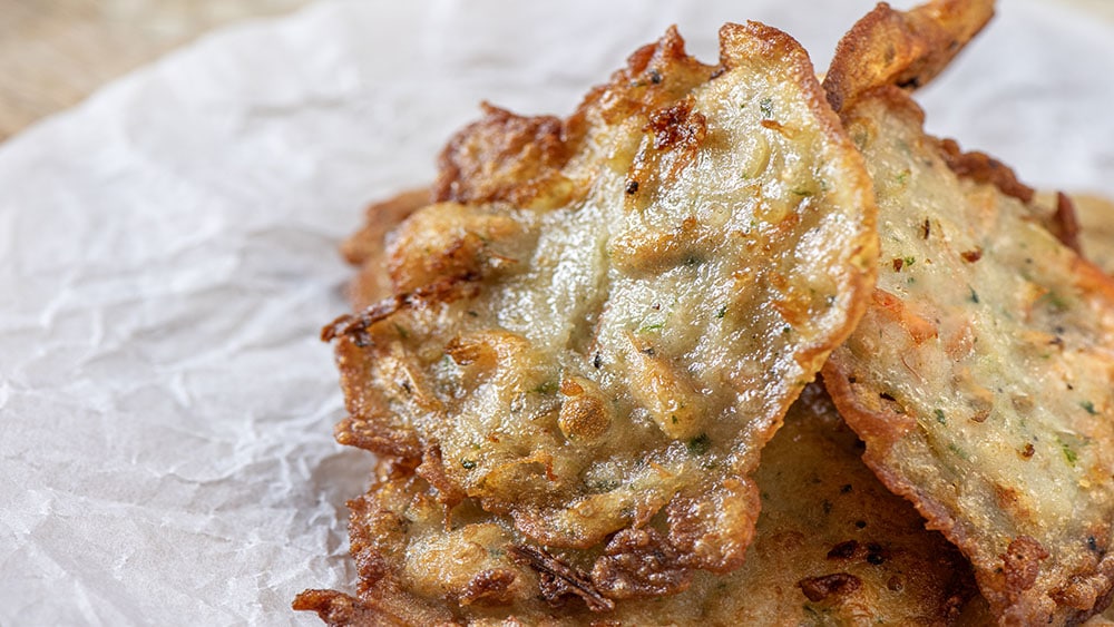 Tortillitas de camarones. Receta andaluza de la provincia de Cádiz. Un aperitivo tradicional de la gastronomia gaditana fácil de hacer en casa