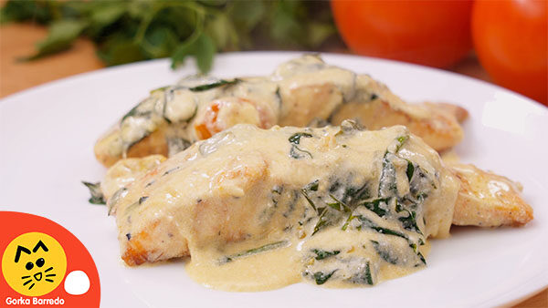 SALMON EN SALSA DE QUESO TOMATE Y ESPINACAS