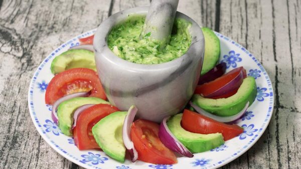 ENSALADA DE TOMATE Y AGUACATE