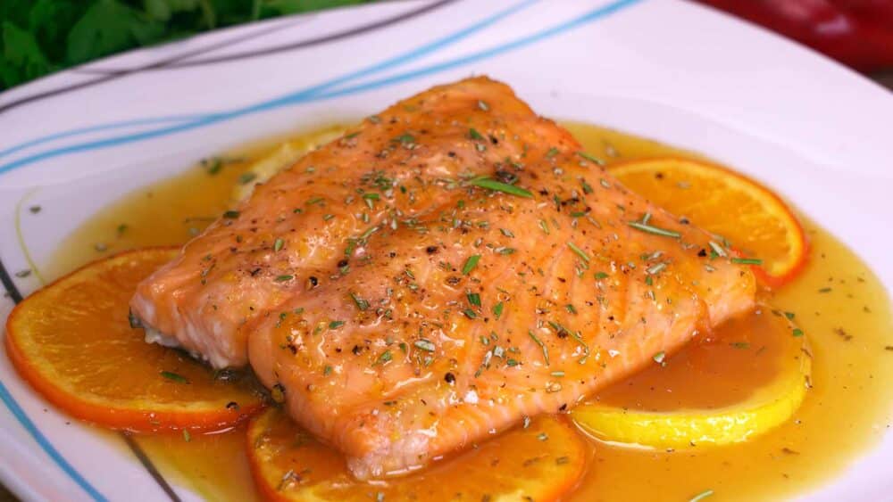 Salmon a la naranja al horno. Prepara un delicioso y saludable salmon con una salsa de citricos que va a elevar su sabor a otro nivel.
