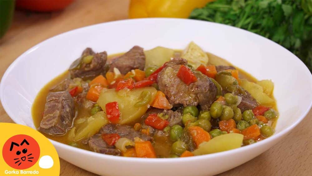Ternera a la jardinera receta de la abuela. Un plato tradicional muy completo que combina carne y verduras. Perfecto para cualquier ocasión.